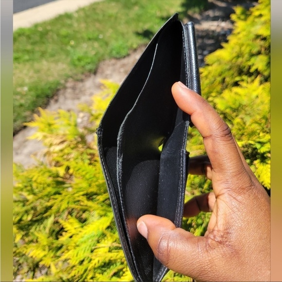 LOUIS Vuitton Black Epi Men Bifold Wallet - Picture 4 of 11